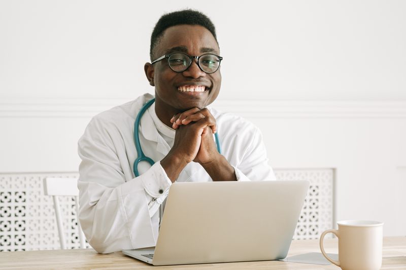 Profissional de saúde em consultório